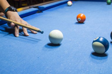 Bir havuz table.focus beyaz top bilardo topları