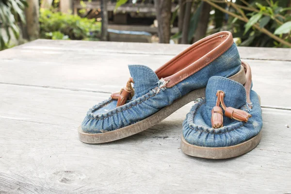 Ahşap masa üzerinde Vintage Ayakkabı — Stok fotoğraf