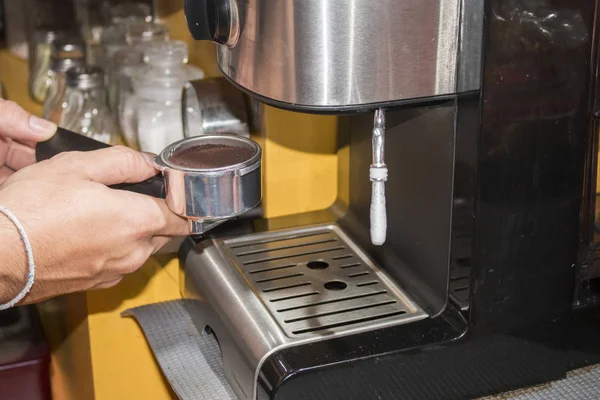Imagen recortada de barista sosteniendo portafilter con café molido — Foto de Stock