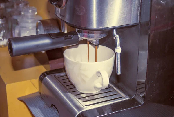 Coffee machine preparing cup of coffee — Stock Photo, Image