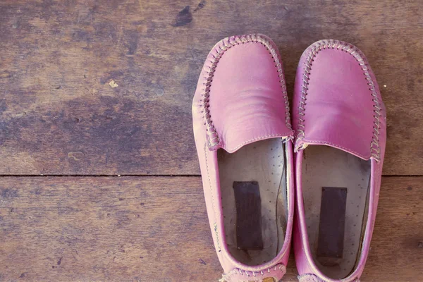 Ροζ παπούτσι σε ξύλο φόντο — Φωτογραφία Αρχείου
