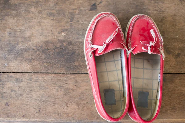 Antika ahşap zemin üzerine pembe Ayakkabı — Stok fotoğraf