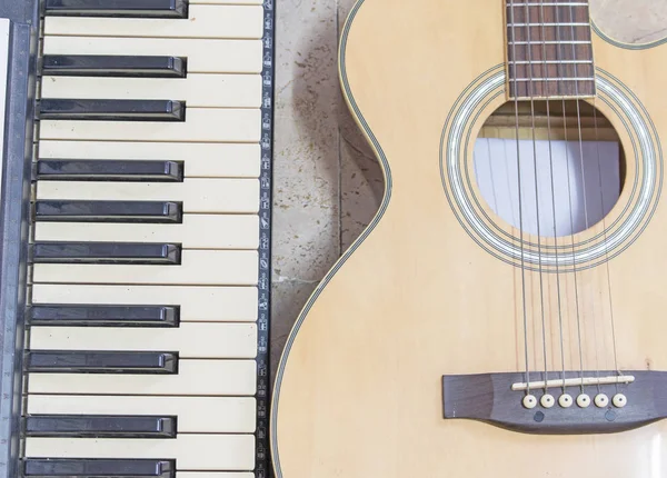 Guitarra acústica com teclado — Fotografia de Stock