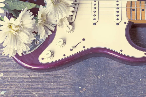 Gitary z kwiat na podłoże drewniane — Zdjęcie stockowe