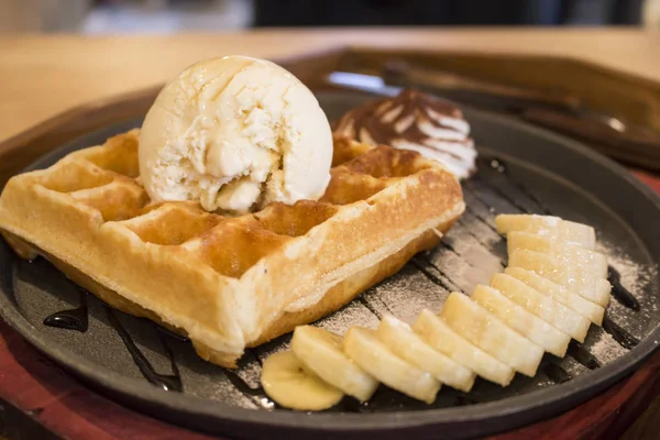 Waffle and ice cream — Stock Photo, Image