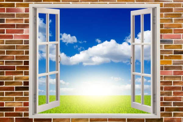 Mavi gökyüzü ile açık pencere