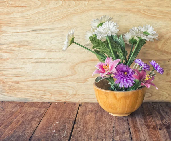 Krásná květina ve váze na dřevěné pozadí — Stock fotografie