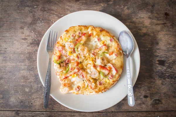 Deliciosa pizza no fundo de madeira — Fotografia de Stock