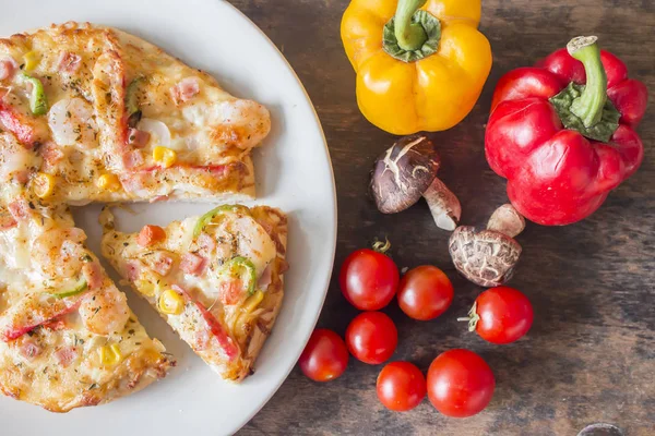 Pizza fresca e vergetables no fundo de madeira vintage — Fotografia de Stock