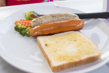 sosis yemeğin üzerine