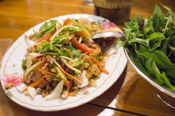 Salade de poisson-chat croustillante à la mangue verte — Photo