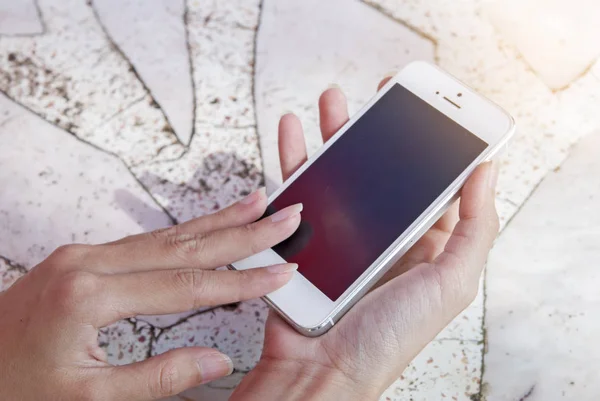 Mano usando teléfono — Foto de Stock