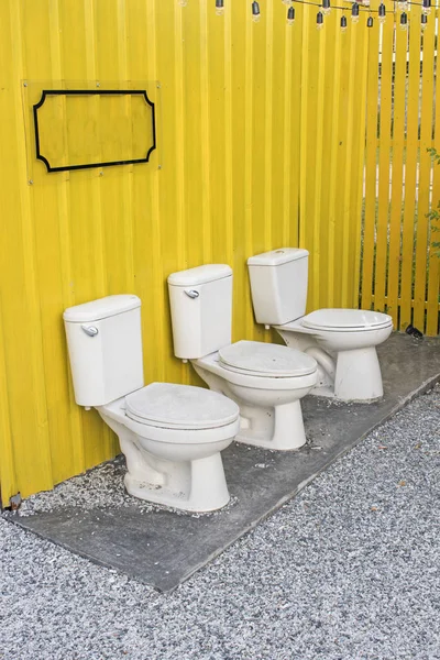 Drei Toilettenschüsseln — Stockfoto