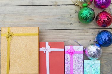  Hediye kutuları ahşap tahta üzerinde