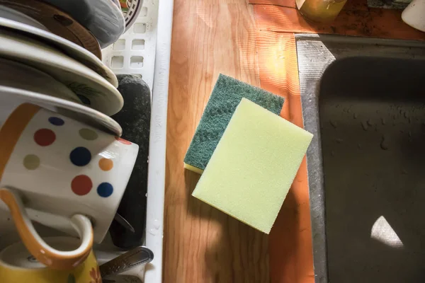 Uma esponja em pia de cozinha — Fotografia de Stock