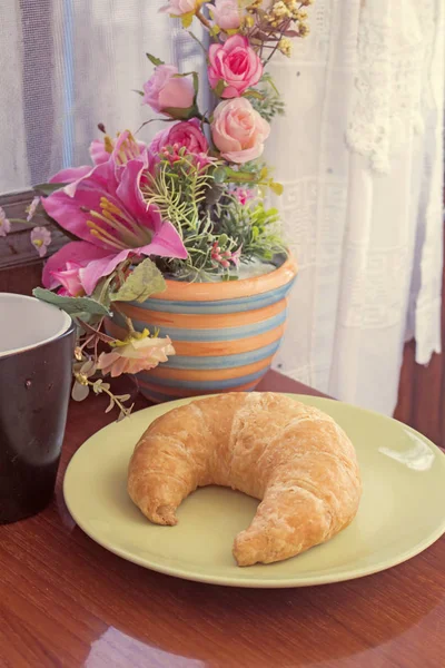 Croissant em prato — Fotografia de Stock