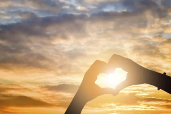 iki el bir kalp yapma