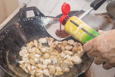 mutfakta yemek mantar