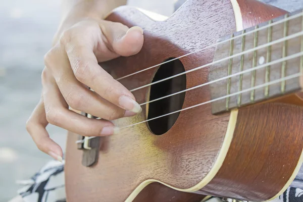 Ręka kobiety grając ukulele — Zdjęcie stockowe
