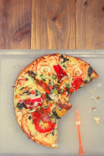 Pizza op hakken bestuur — Stockfoto
