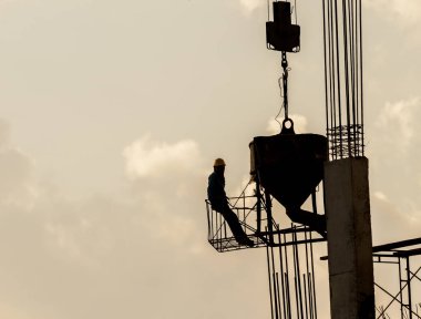 Adam siluet vinç üzerinde