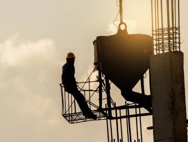 Adam siluet vinç üzerinde