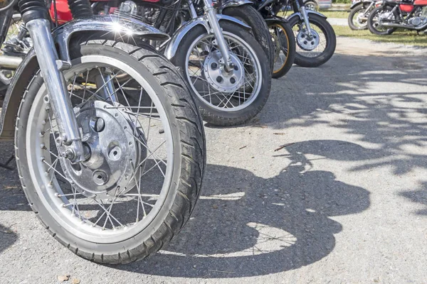 A sorban állva motorkerékpárok — Stock Fotó