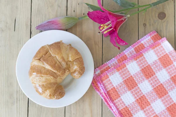 Croissants em uma chapa em — Fotografia de Stock