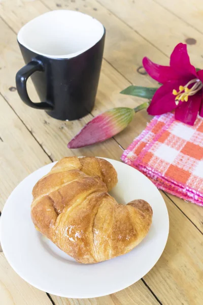 Croissants em uma chapa em — Fotografia de Stock