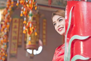 gülümseyen Asyalı kadın