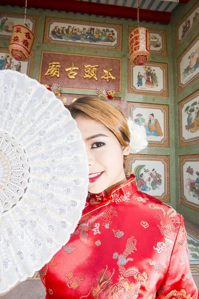 Όμορφη κινεζική γυναίκα ντυμένος παραδοσιακά — Φωτογραφία Αρχείου