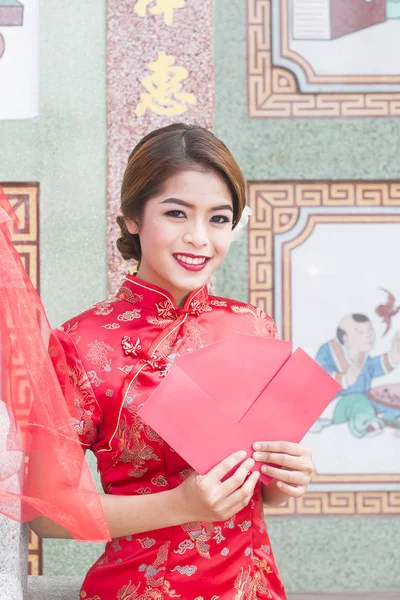 Όμορφη κινεζική γυναίκα ντυμένος παραδοσιακά — Φωτογραφία Αρχείου