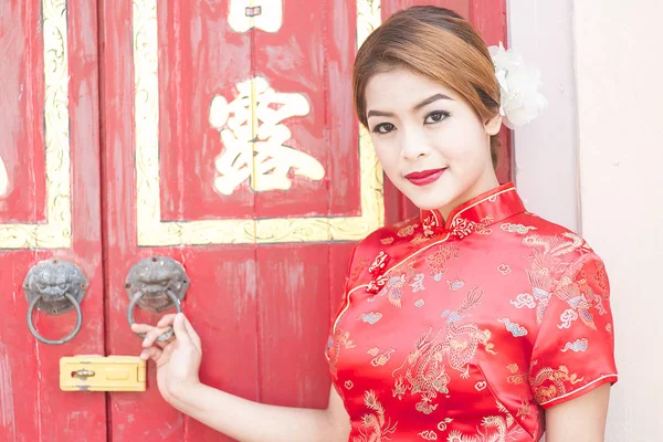 Mooie Chinese vrouw gekleed traditioneel — Stockfoto