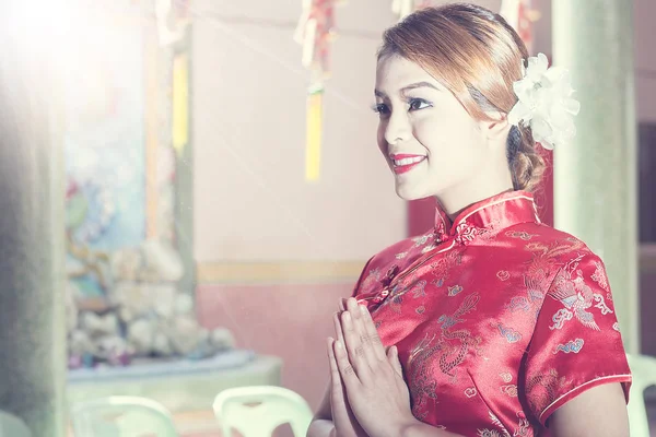 Mooie Chinese vrouw gekleed traditioneel — Stockfoto