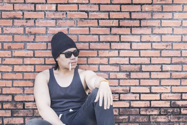 Trendy young man smoking — Stock Photo, Image