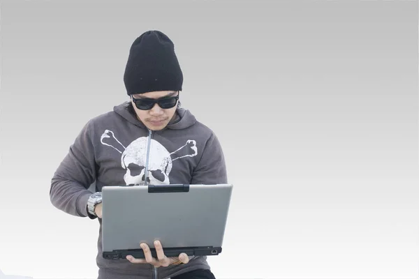 Junger Mann arbeitet mit Laptop im Hintergrund — Stockbild Junger Mann arbeitet mit Laptop — Stockfoto