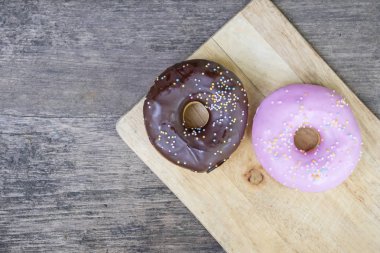 ahşap üzerinde iki donut 