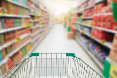 süpermarkette alışveriş sepeti.