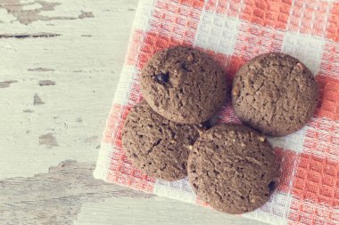 Kırmızı peçete üzerinde çikolata kurabiye