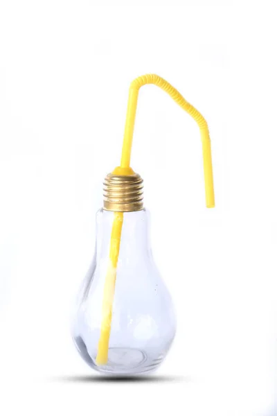 Glühbirnenglas mit Stroh auf weiß — Stockfoto