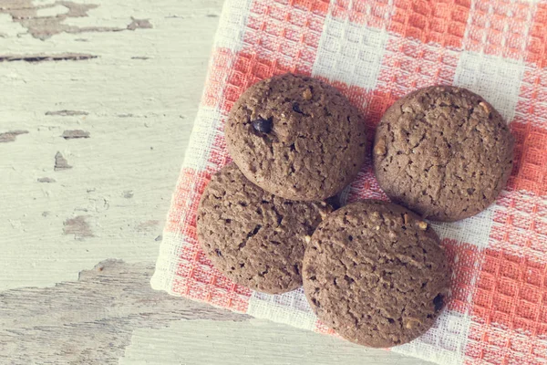 Kırmızı peçete üzerinde çikolata kurabiye