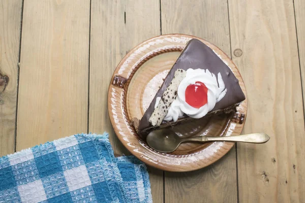 Čokolády a smetany třešnička na dortu — Stock fotografie