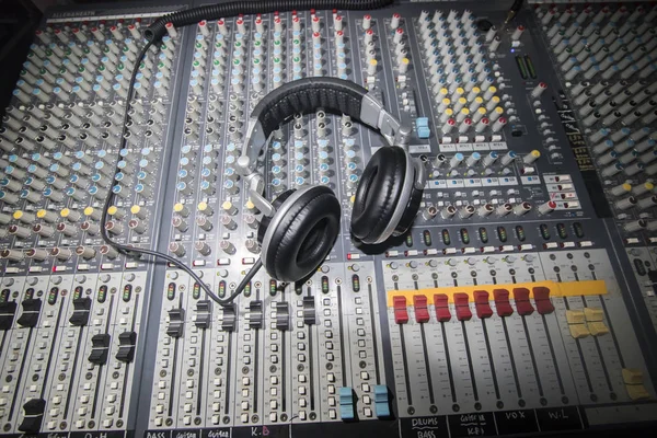 Auriculares en la placa mezcladora de sonido . — Foto de Stock