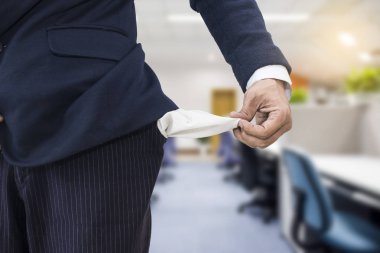 adam boş cepler çekerek