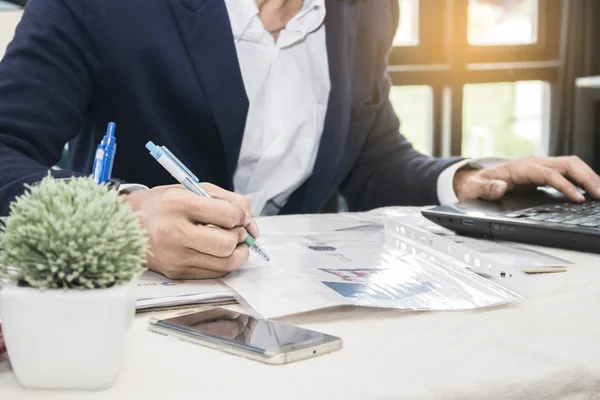 Not etmek üstünde yazma iş adamı 