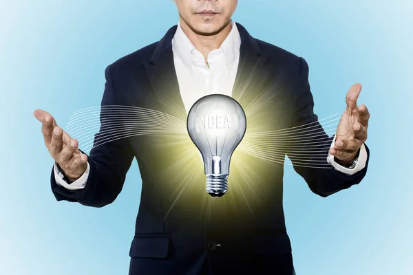 Empresário segurando lâmpada — Fotografia de Stock