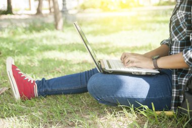 Park adlı bir blog yazmaya dizüstü kadın ile çalışma