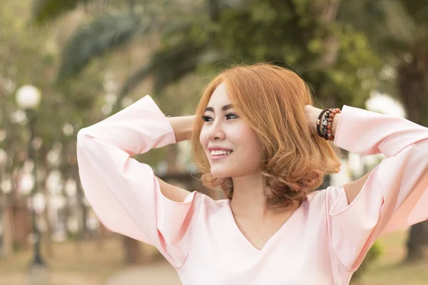 Mooie gelukkig jonge vrouw in park — Stockfoto