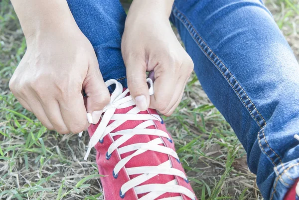 Primer plano de la mujer atando cordones de zapatos en verano — Foto de Stock