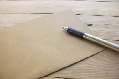 bir kalem kahverengi kart üzerinde